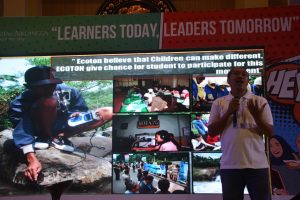 Alumni Berprestasi Prigi Arisandi saat Berbagi Inspirasi pada Peserta AEE. (Foto: Istimewa)