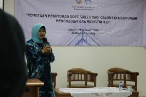 Ketua PPKK UNAIR Dr. Elly Munadziroh drg., MS., saat memberikan sambutan pembuka diskusi. (Foto: Nuri Hermawan)