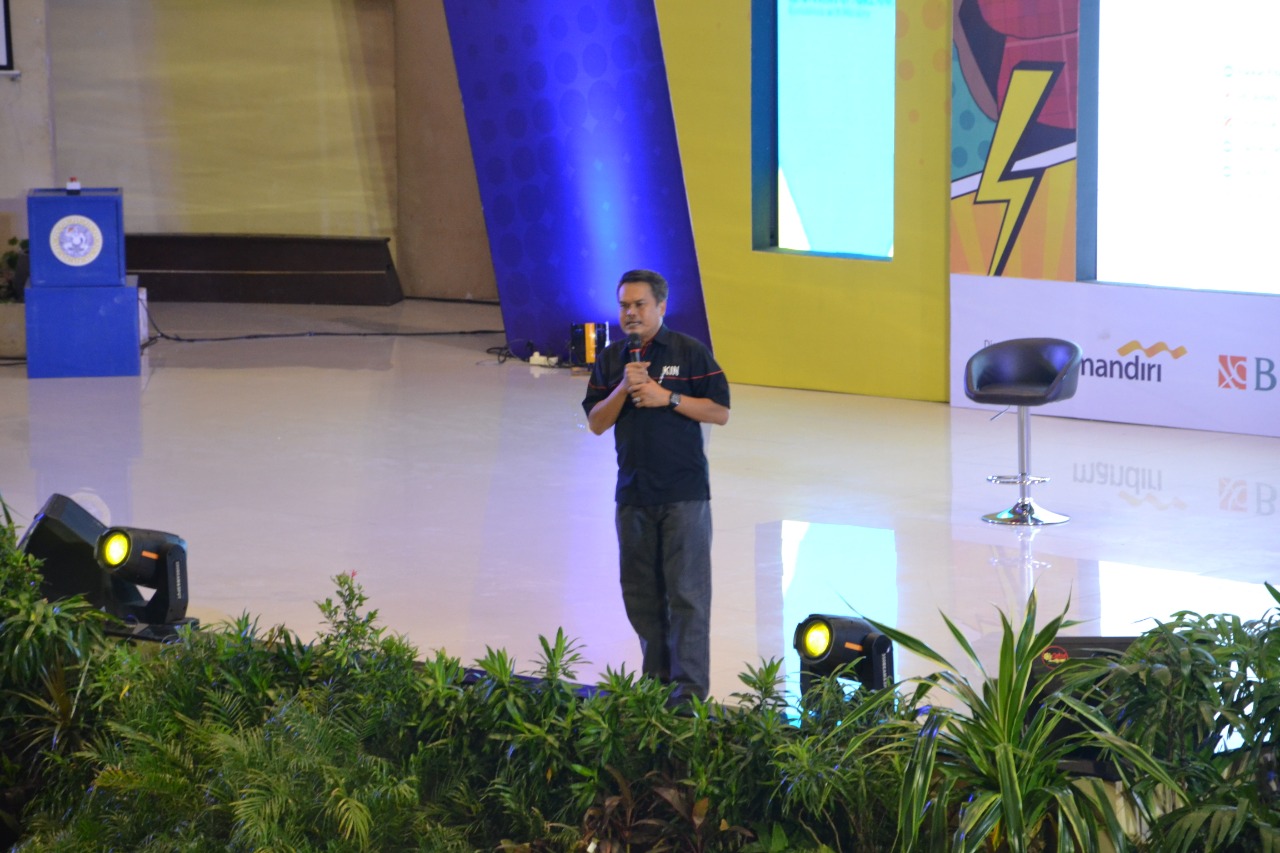 Ketua PPMB UNAIR, Dr. Achmad Solihin S.E., M.Si., saat menyampaikan paparan seputar penerimaan mahasiswa baru. (Foto: Feri Fenoria R)