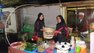 Salah satu mahasiswa KKN BBM UNAIR saat memberikan kenang-kenangan kepada warga setempat. (Foto: Istimewa)