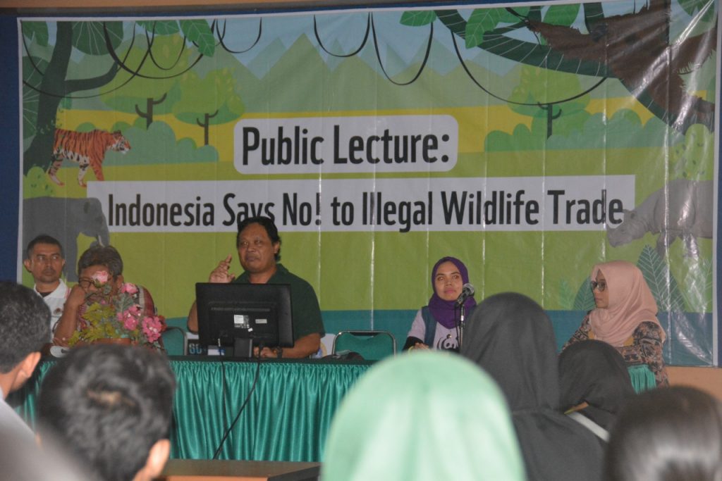 Ketua Profauna Indonesia, Rosek Nursahid (tengah), bersama drh. Dwi Suprapti dari Marine Species Coordinator WWF-Indonesia, M. Yunus Dosen Parasitologi FKH UNAIR dan AKP Heru Dwi Purnomo S.I.K dari sedang memaparkan pandangan tentang perdagangan satwa liar di acara Publik Lecture: Indonesia Says No! Illegal Wildlife Trade, di Ruang Tandjung Adiniwinata, Fakultas Kedokteran Hewan (FKH) UNAIR, Sabtu (16/02). (Foto: Fariz Ilham Rosyidi)