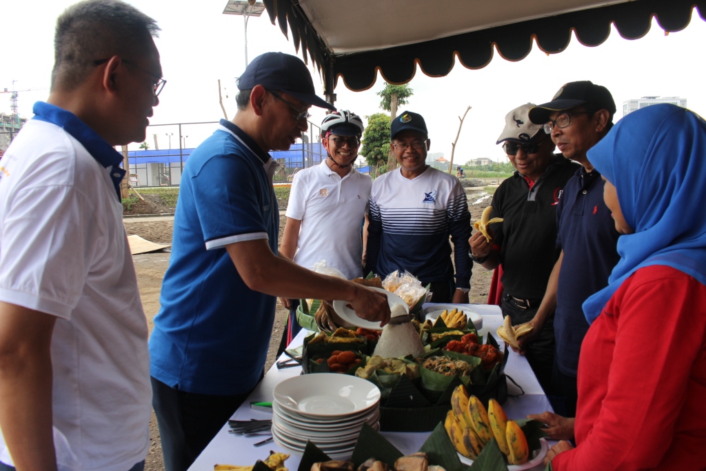 Rektor UNAIR Prof. Nasih bersama jajaran pimpinan UNAIR saat melakukan pemotongan tumpeng peresmian Lapangan Baru. (Foto: Nuri Hermawan)