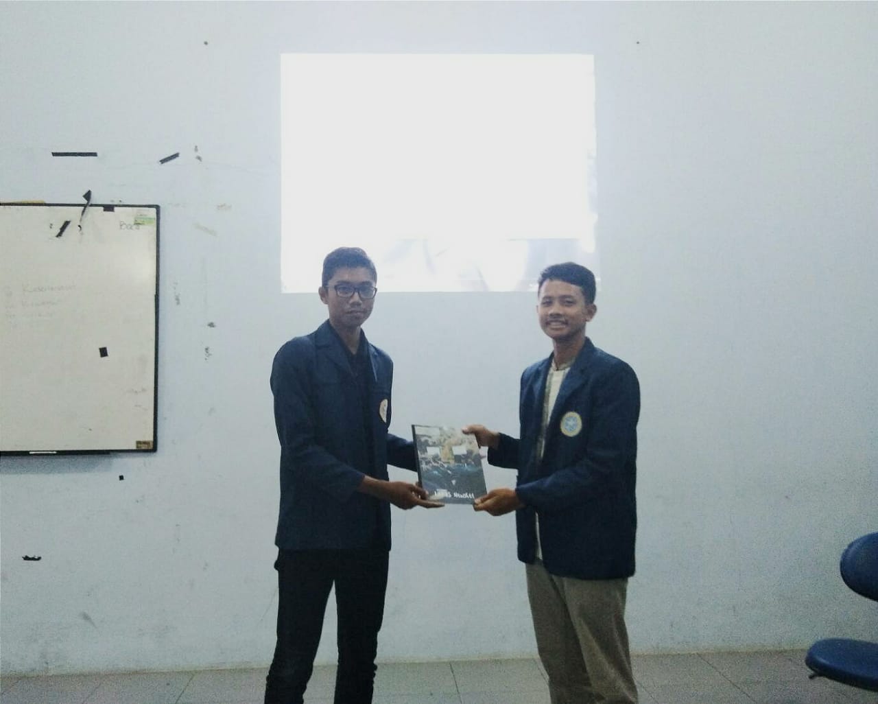 Ketua KM PSDKU Banyuwangi 2019 Bondan Sigit (kanan) bersama Kepala Departemen Informasi dan Relasi Publik KM PSDKU Bastian Ragas saat peluncuran Laros Newslet. (Foto: Istimewa)