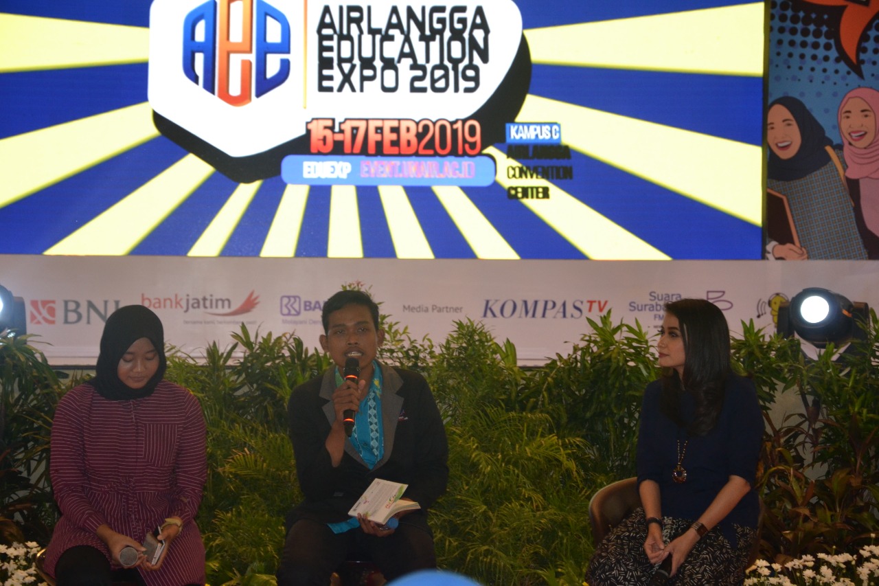 Wahyu Syafi’ul Mubarok dari Fakultas Sains dan Teknologi (tengah) dan Neisya Pratiwindya Sudarsiwi dari Fakultas Keperawatan (kanan) saat memberikan motivasi kepada peserta AEE 2019. (Foto: Nuri Hermawan)