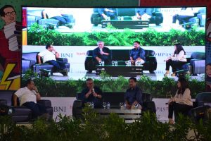 Ketua KPU Pusat Arif Budiman (tengah) saat memaparkan materi seputar pemilu. (Foto: Nuri Hermawan)