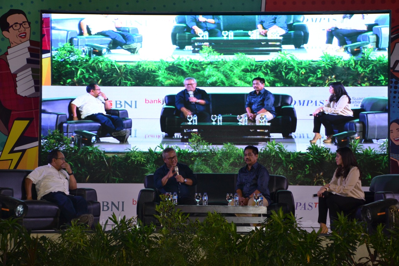 Ketua KPU Pusat Arif Budiman (tengah) saat memaparkan materi seputar pemilu. (Foto: Nuri Hermawan)