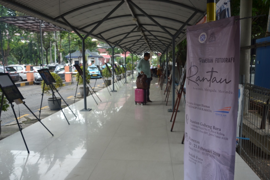 Salah seorang pengunjung melihat karya yang dipajang di Pameran “Rantau” UKM Fotografi di Stasiun Baru Gubeng. (Foto: Zana Afia D)