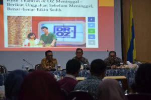 Prof. Djoko Santoso (tengah) ketika membagikan pengalamannya dalam menulis opini. (Foto : Galuh Mega Kurnia)