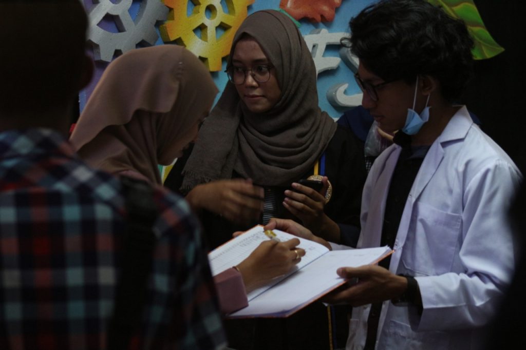 Salah Satu Penjaga Stand saat Menjelaskan kepada Pengunjung. (Foto: Fariz Ilham R)