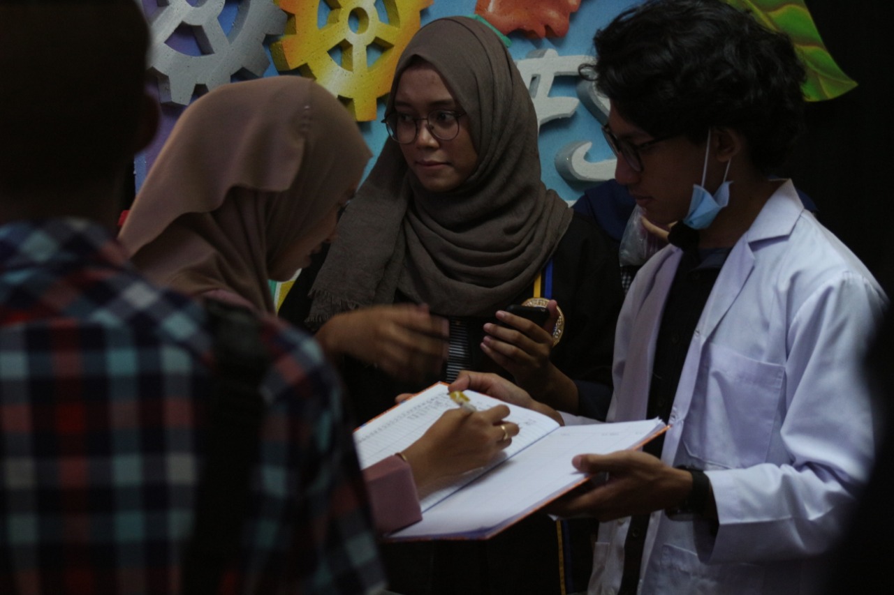Salah Satu Penjaga Stand saat Menjelaskan kepada Pengunjung. (Foto: Fariz Ilham R)