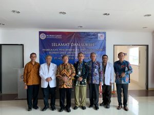 Direktur RS UNAIR Prof. Nasron bersama jajaran pimpinan lainnya usai meresmikan fasilitas baru RS UNAIR. (Foto: Istimewa)