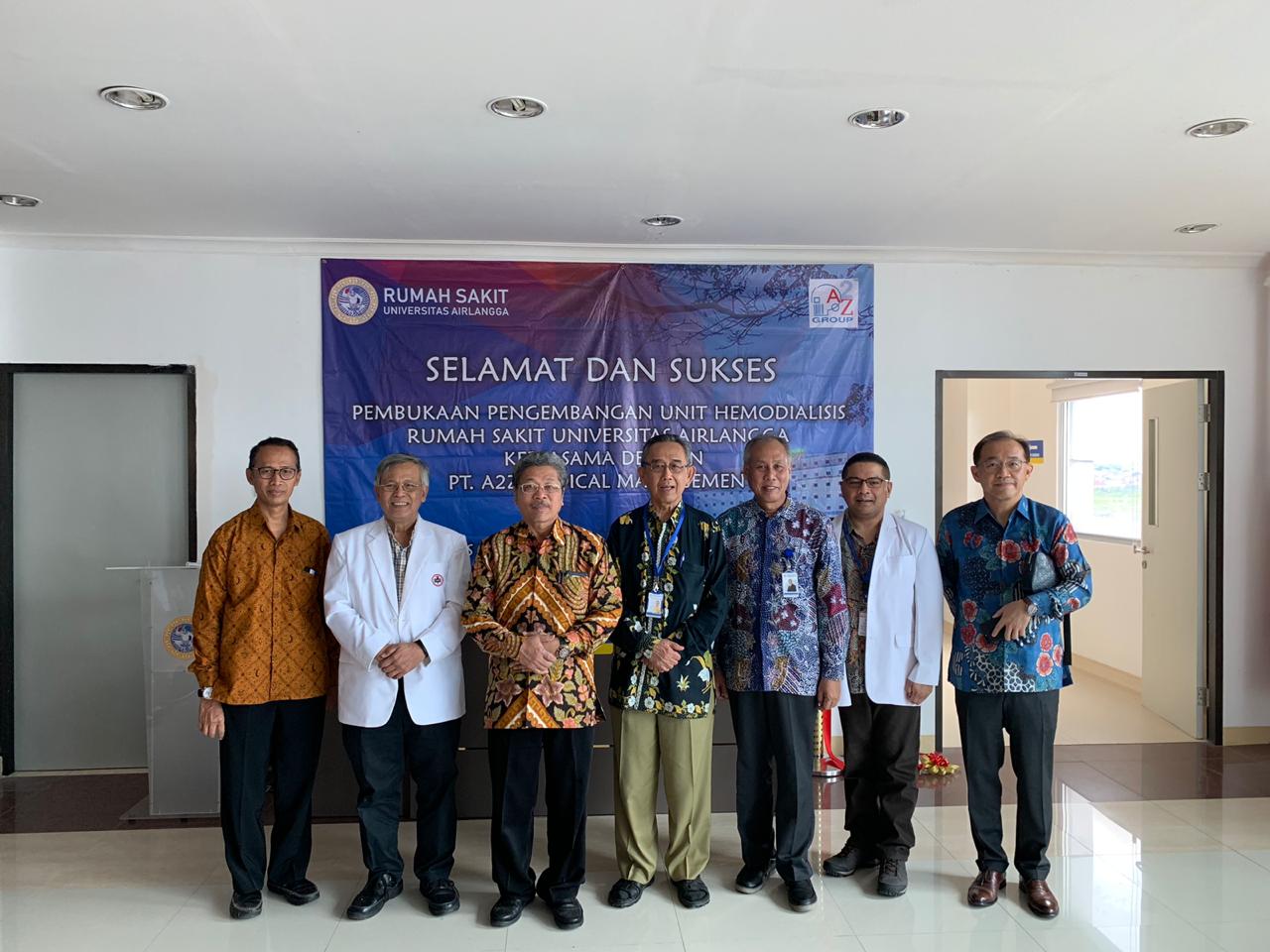 Direktur RS UNAIR Prof. Nasron bersama jajaran pimpinan lainnya usai meresmikan fasilitas baru RS UNAIR. (Foto: Istimewa)