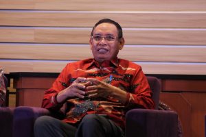 Rektor UNAIR Prof. Nasih saat memberikan paparan dalam peringatan HPN di UNAIR. (Foto: Agus Irwanto)