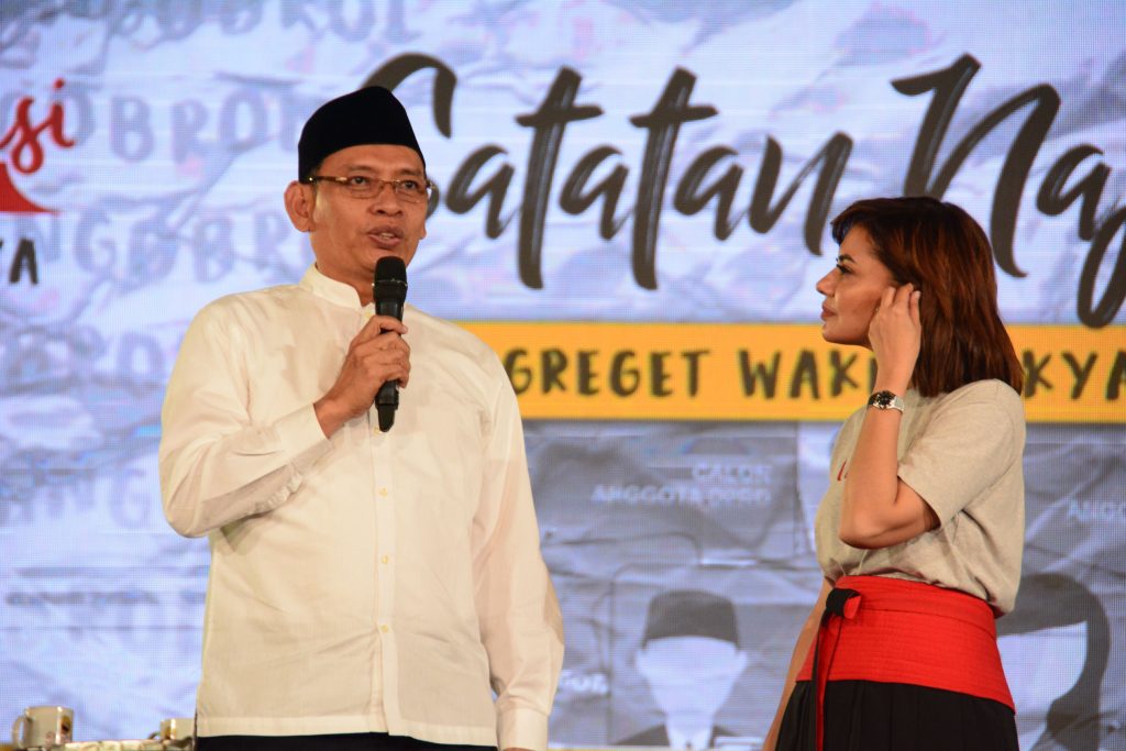REKTOR Universitas Airlangga Prof. Dr. Muhammad Nasih, SE., MT., Ak., CMA., (kiri) bersama dengan Najwa Shihab dalam kegiatan Catatan Najwa Roadshow Surabaya di Airlangga Convention Center (ACC), Kampus C UNAIR, pada Jum’at (1/2/2019). (Foto: Feri Fenoria Rifa’i)