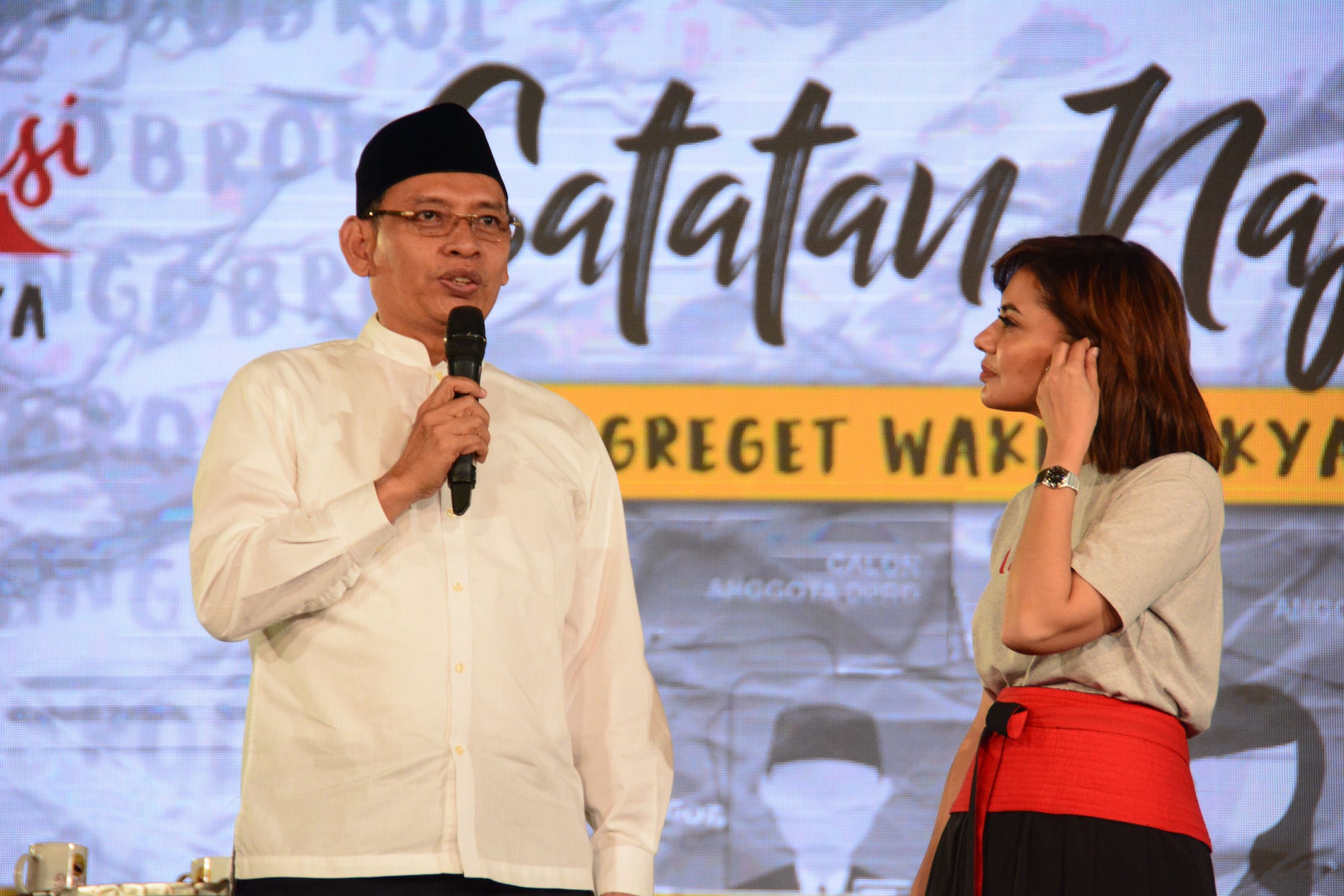 REKTOR Universitas Airlangga Prof. Dr. Muhammad Nasih, SE., MT., Ak., CMA., (kiri) bersama dengan Najwa Shihab dalam kegiatan Catatan Najwa Roadshow Surabaya di Airlangga Convention Center (ACC), Kampus C UNAIR, pada Jum’at (1/2/2019). (Foto: Feri Fenoria Rifa’i)