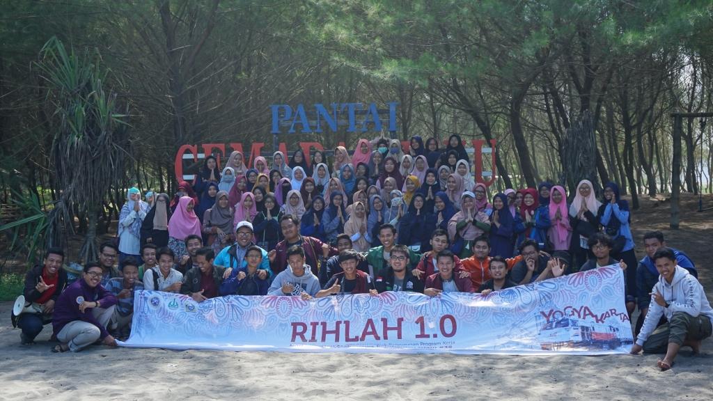 Setelah Melakukan Studi Banding ke Masjid Kampus UGM dan UNY, Pengurus Unit Kegiatan Mahasiswa Kerohanian (UKMKI) UNAIR berlibur ke Pantai Cemoro Sewu, Bantul, Yogyakarta (Foto: Dok. Pribadi)