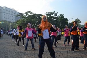 SERU: Peserta Lomba Senam Sikat Gigi saat tengah beraksi. (Foto: Nuri Hermawan)