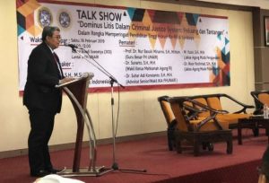 Wakil Jaksa Agung RI, Dr. Arminsyah, S.H., M.Si, saat diundang dalam talk show FH UNAIR. (Foto: Istimewa)