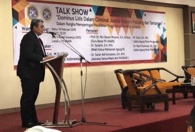 Wakil Jaksa Agung RI, Dr. Arminsyah, S.H., M.Si, saat diundang dalam talk show FH UNAIR. (Foto: Istimewa)