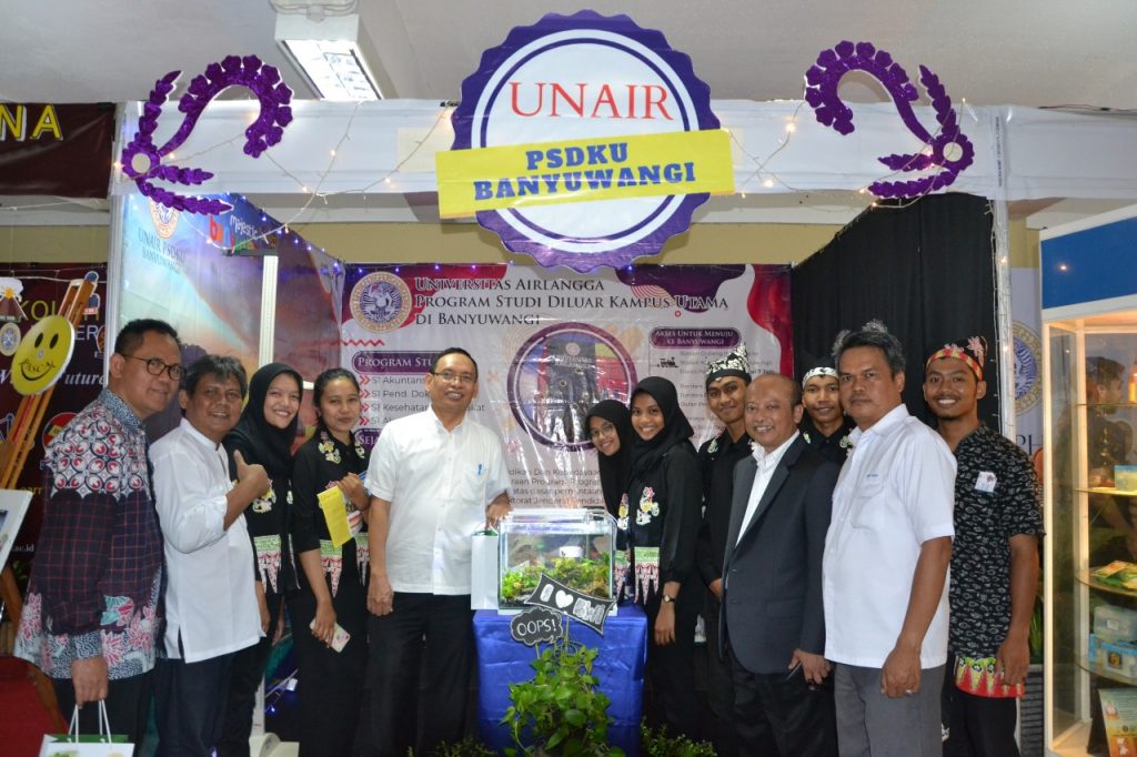 Rektor UNAIR Prof Nasih (tengah) bersama Jajaran Pimpinan UNAIR saat Meninjau Stand PSDKU Banyuwangi. (Foto: Nuri Hermawan)