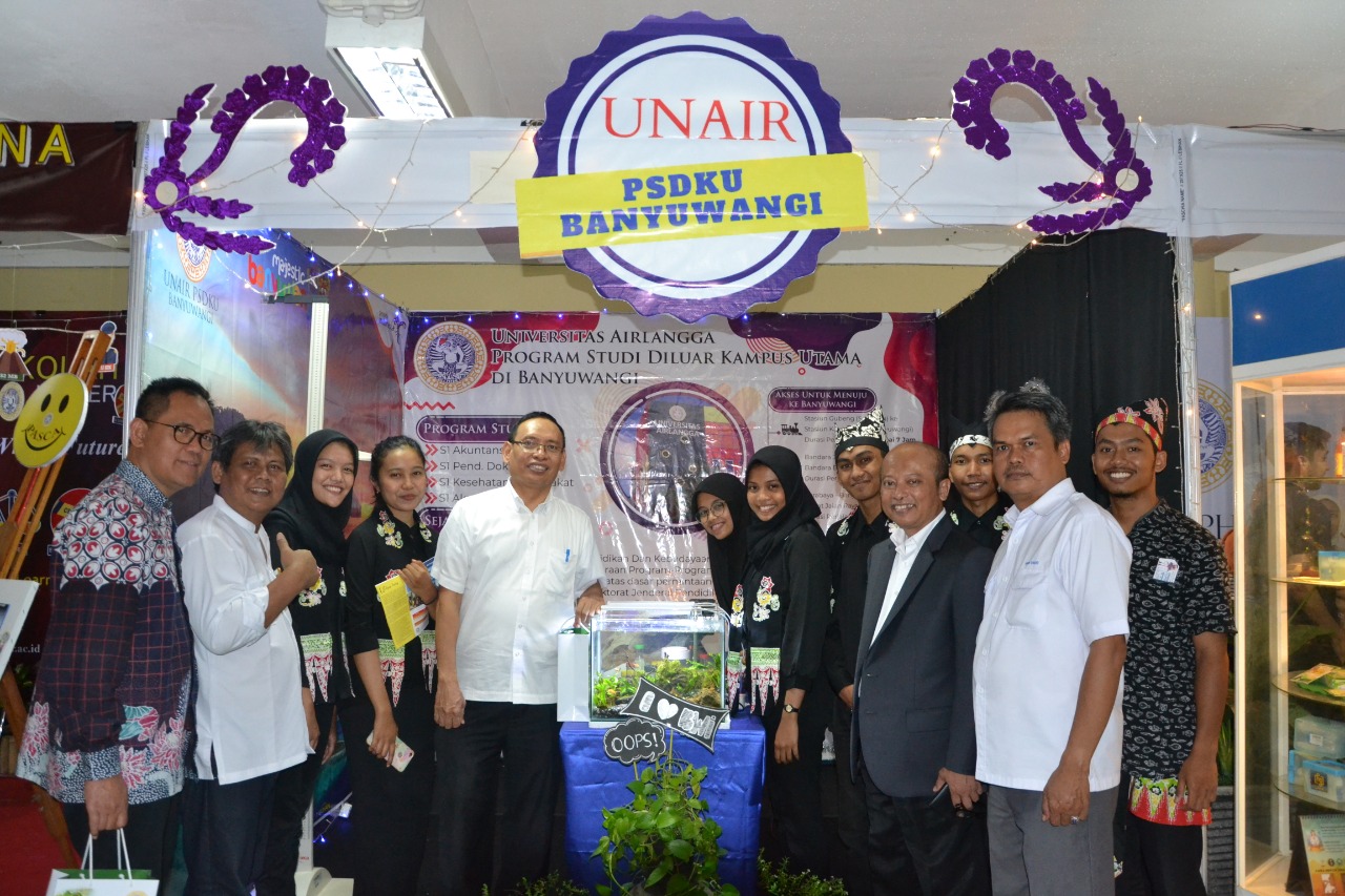 Rektor UNAIR Prof Nasih (tengah) bersama Jajaran Pimpinan UNAIR saat Meninjau Stand PSDKU Banyuwangi. (Foto: Nuri Hermawan)