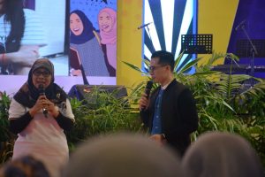 Direktur Eksekutif AGE UNAIR Prof Nyoman saat Menyampaikan Paparan Seputar Student Exchange. (Foto: Feri Fenoria R)
