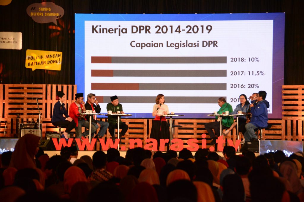 NAJWA Shihab saat memimpin Talk Show Catatan Najwa di Airlangga Convention Center (ACC), Kampus C UNAIR, pada Jum’at sire (1/2/2019). (Foto: Feri Fenoria)