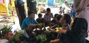 Mahasiswa Kuliah Kerja Nyata UNAIR bersama Karang Taruna RW 06 Klampis Ngasem Sedang Melakukan pemilihan tanaman pada teknik Urban Farming (Foto: Fariz Ilham Rosyidi)