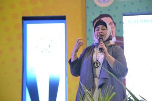 Wakil Dekan III Fakultas Psikologi UNAIR Dr. Dewi Retno Suminar saat berbagi tips pada peserta AEE hari kedua. (Foto: Feri Fenoria R)