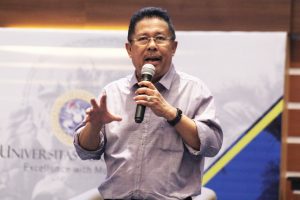 KARNI Ilyas dalam Expert Sharing sebagai rangkaian acara peringatan Hari Pers Nasional (HPN) 2019 di Surabaya di Aula Garuda Mukti, Kampus C Universitas Airlangga, pada Jum’at siang (8/2/2019). (Foto: Agus Irwanto)