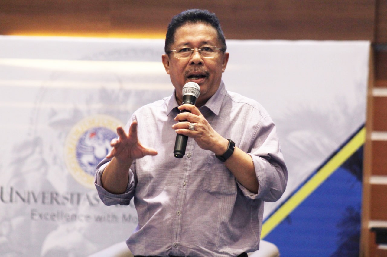 KARNI Ilyas dalam Expert Sharing sebagai rangkaian acara peringatan Hari Pers Nasional (HPN) 2019 di Surabaya di Aula Garuda Mukti, Kampus C Universitas Airlangga, pada Jum’at siang (8/2/2019). (Foto: Agus Irwanto)