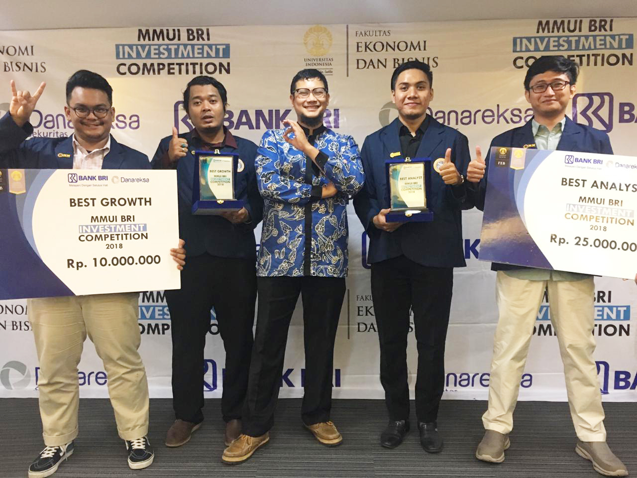 TIM Kahuripan UNAIR yang terdiri atas Dandy Evan Kiswara; Mochammad Ardhan Fadhlan; Eferanda Risqyta Pradana; dan Abdul Ro'uf Farizki berfoto dengan Dr. Gancar C. Premananto, CMA, seusai menerima apresiasi dalam MM UI Invesco 2019. (Foto: Istimewa)