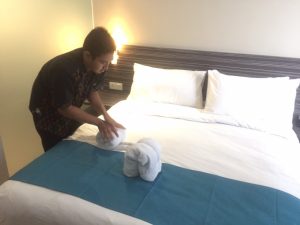 SALAH seorang mahasiswa tengah merapikan ruang hotel dalam praktikum Tata Graha di Hotel Holiday Inn pada Jum’at (30/11/2018). (Foto: Istimewa)
