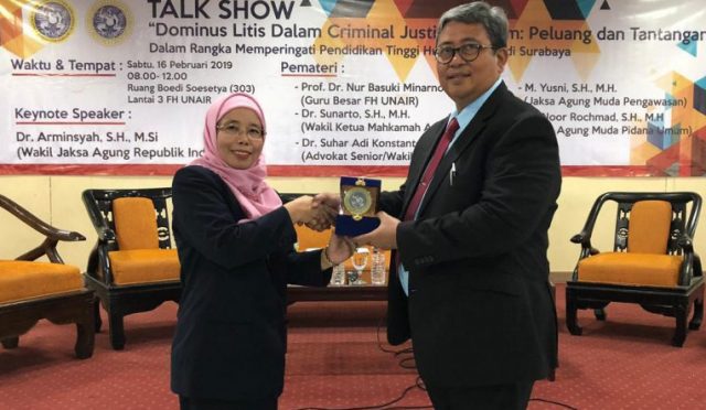 Dekan FH UNAIR, Dr. Nurul Barizah, S.H., LL.M., Ph.D menyerahkan cinderamata kepada Wakil Jaksa Agung RI,Dr. Arminsyah, S.H., M.Si. (Foto: Istimewa)