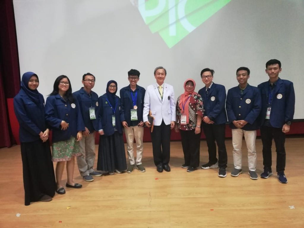 NANDO Reza P. (Fifth from the left) with supervisors at Siriraj Hospital, Faculty of Medicine, Mahidol University, Bangkok, Thailand
