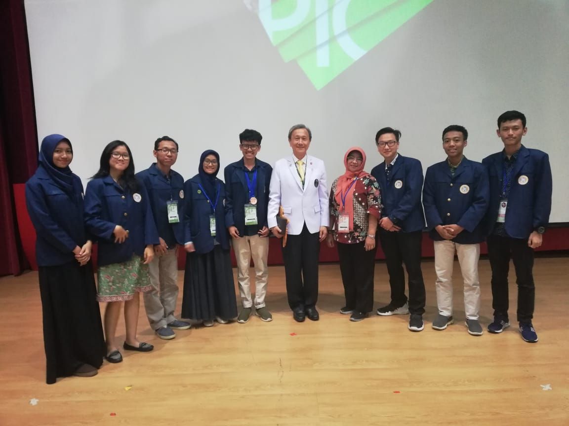 NANDO Reza P. (Fifth from the left) with supervisors at Siriraj Hospital, Faculty of Medicine, Mahidol University, Bangkok, Thailand