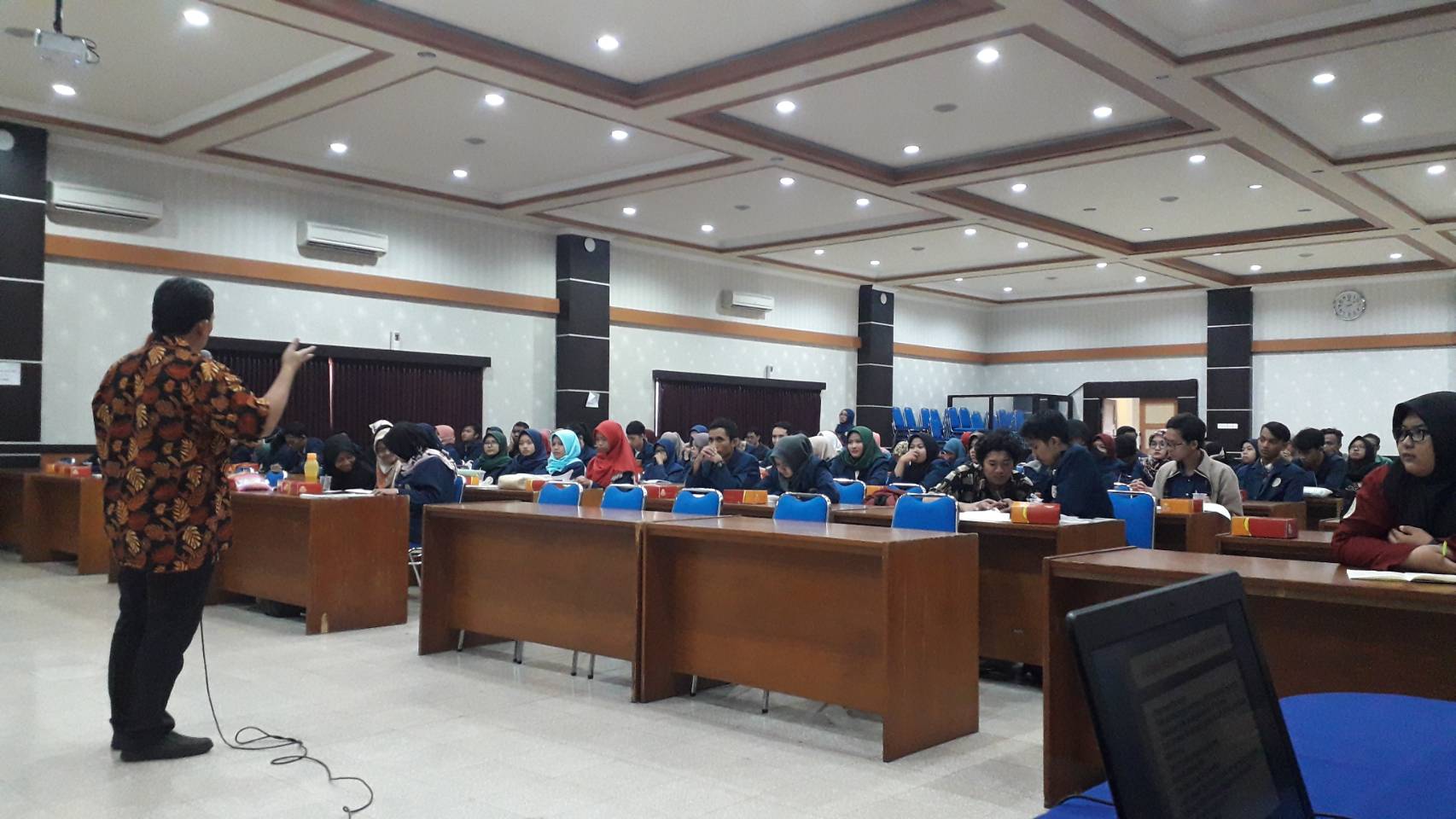 Dr. Eduardus Bimo briefs the participants.