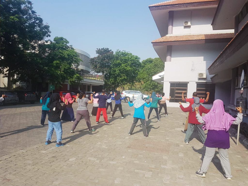 KEGIATAN Nutri-Aerobic yang berlangsung pada setiap Jumat pagi di tempat parkir selatan Fakultas Kesehatan Masyarakat (FKM) Universitas Airlangga (UNAIR). (Foto: Istimewa)