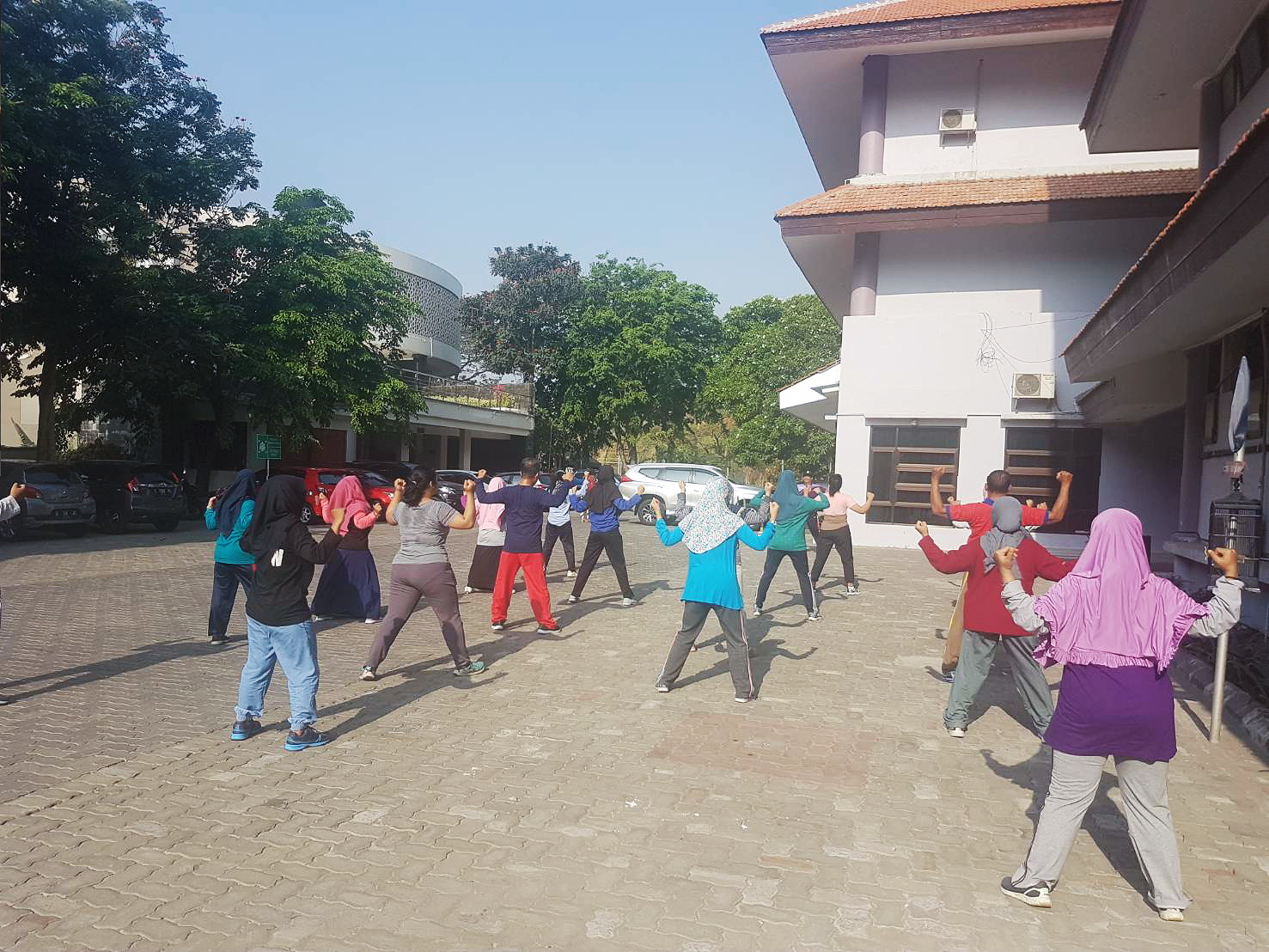 KEGIATAN Nutri-Aerobic yang berlangsung pada setiap Jumat pagi di tempat parkir selatan Fakultas Kesehatan Masyarakat (FKM) Universitas Airlangga (UNAIR). (Foto: Istimewa)