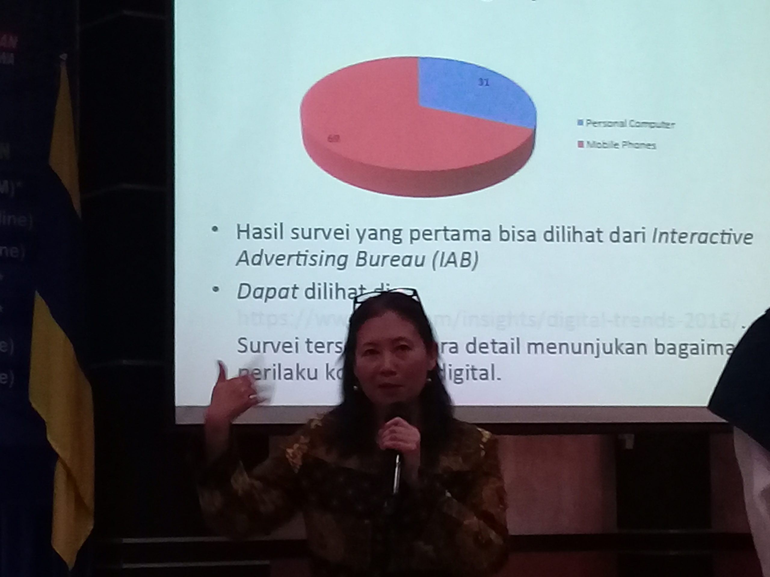 YUNI Sari Amalia, S.S, M.A., Ph.D, ketua Pusat Inovasi Pembelajaraan dan Sertifikasi Universitas Airlangga (PIPS-UNAIR) dalam acara Pelatihan Bersertifikat Coding Berbasis Android pada Sabtu (16/3/2019) di Aula Kahuripan 300 lantai 2 Kampus C. (Foto: Istimewa)