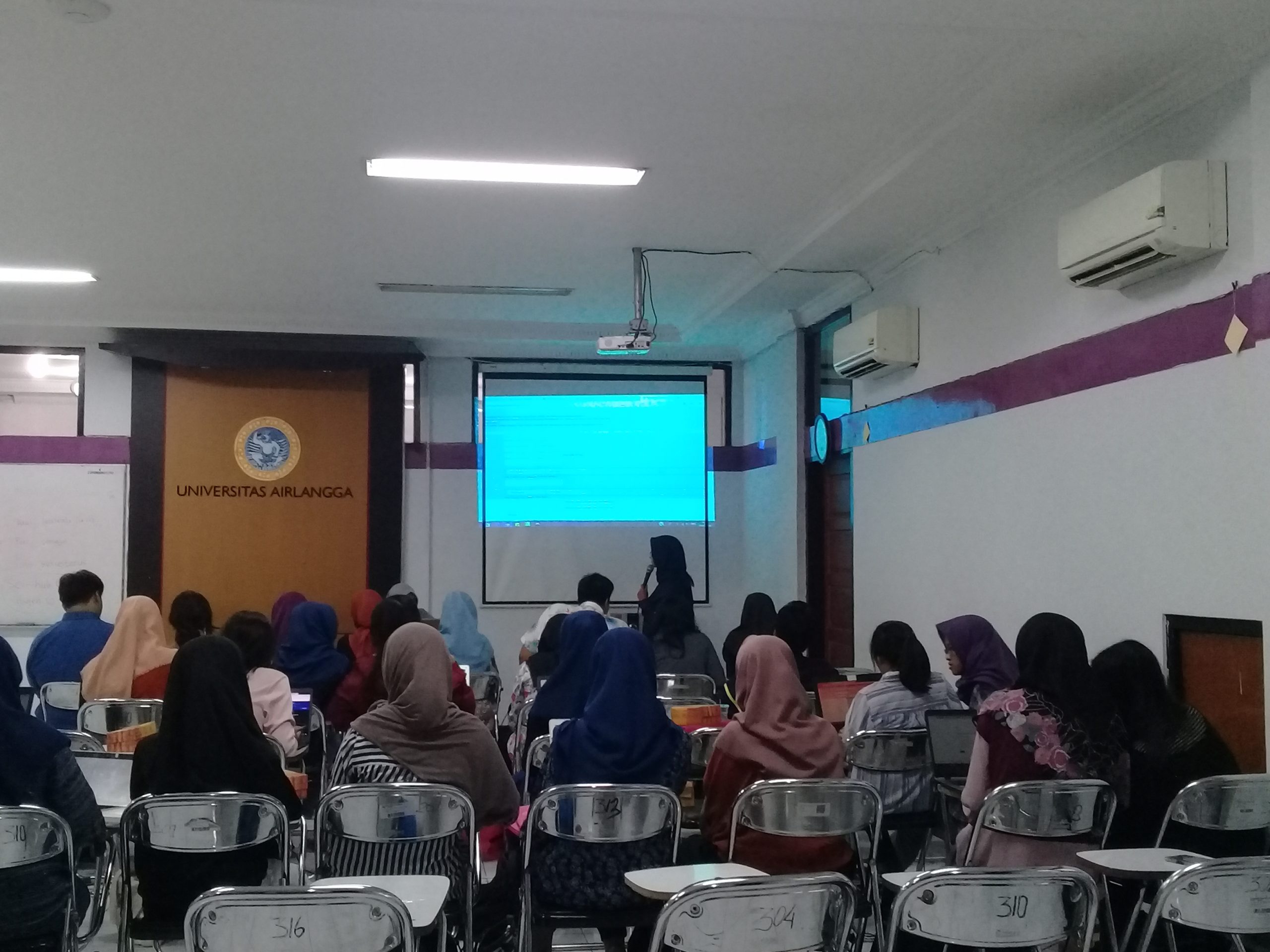 College Survival Class seminar held by Faculty of Psychology student group Universitas Airlangga (FPsi UNAIR)