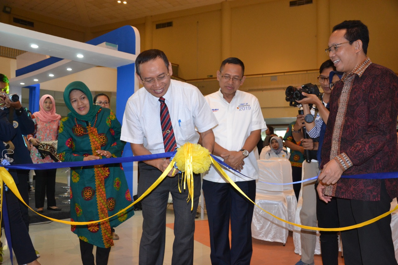 Rektor UNAIR Prof. Nasih saat pemotongan pita tanda pembukaan ACF. (Foto: Nuri Hermawan)