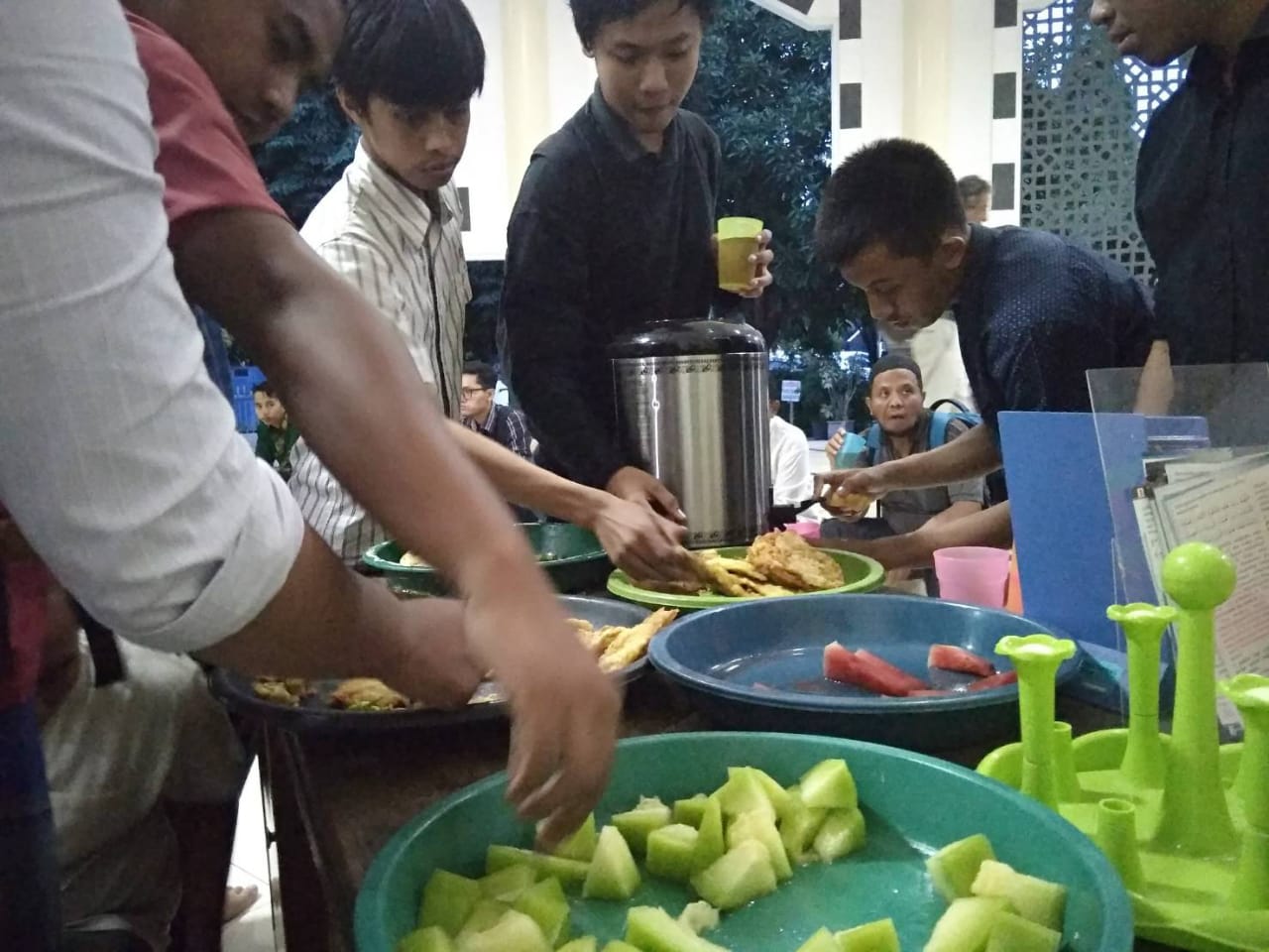 Terlihat Jama’ah Mengambil Ta’jil Yang Dipersiapkan Pengurus UKMKI Tiap Hari Senin dan Kamis di Masjid Nurruzaman Kampus B Universitas Airlangga (Foto: Fariz Ilham Rosyidi)