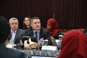 CEO ASIC Lee Hammond saat memberikan paparan pembuka dihadapan pimpinan UNAIR. (Foto: Nuri Hermawan)