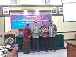 Penyerahan cenderamata oleh Komite IV DPD RI kepada Universitas Airlangga yang diwakili oleh Wakil Dekan I FEB UNAIR. (Foto: Istimewa)