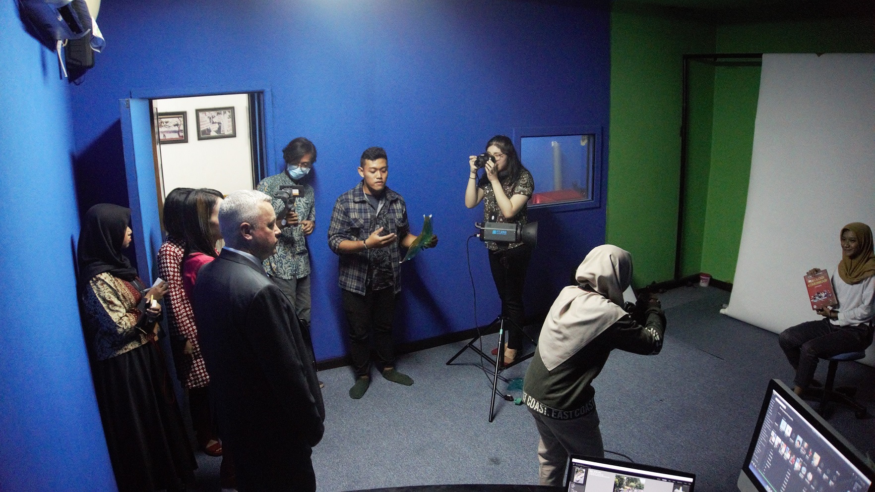 ASESOR dari ASIC melakukan inspeksi di dalam Laboratorium Broadcast. (Foto: Istimewa)