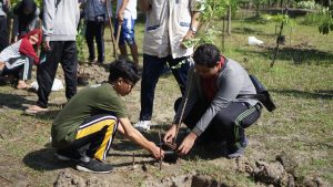 MAHASISWA menanam bibit pohon dalam kegiatan Pengabdian Perpajakan. (Foto: Istimewa)