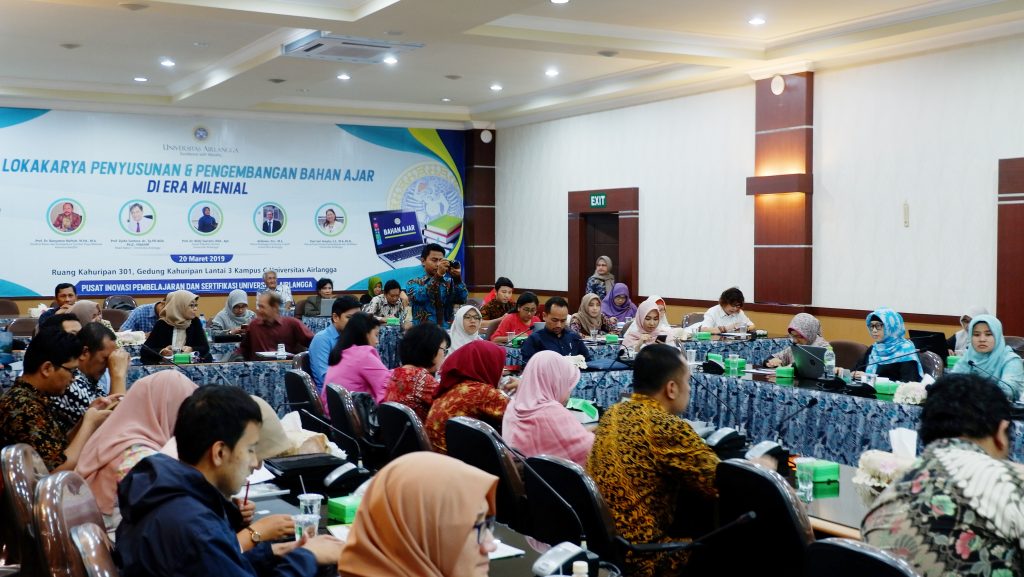 SEJUMLAH doesn Universitas Airlangga mengikuti Lokakarya Penyusunan dan Pengembangan Bahan Ajar di Era Milenial pada Rabu (20/3) di Ruang Kahuripan, Kantor Manajemen, Kampus C UNAIR. (Foto: Firman)