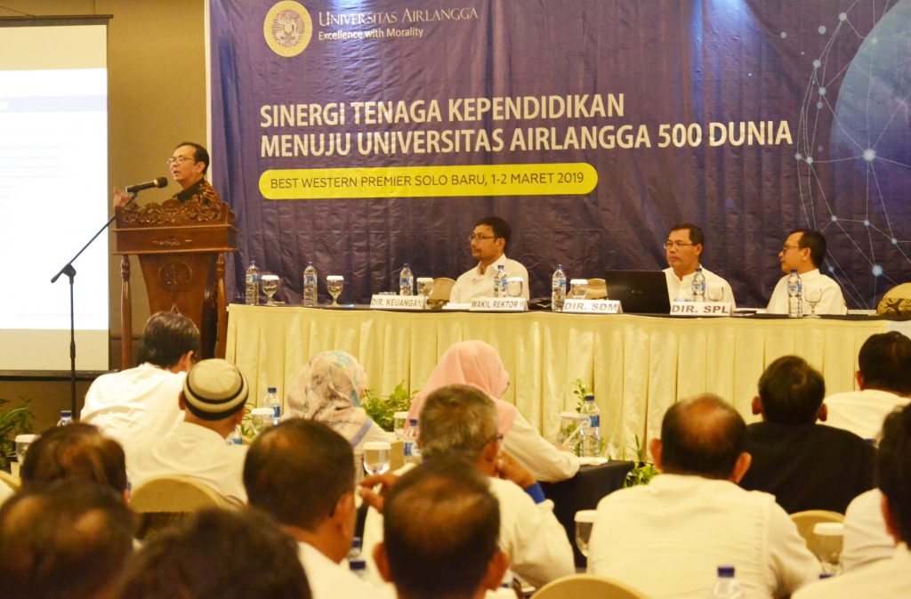 DARI kiri, Wakil Rektor II UNAIR Dr. Muhammad Madyan, SE., M.Si, M.Fin. (kiri); Direktur Keuangan Dr. Ardianto SE., M.Si., Ak.; Direktur Sumber Daya Manusia (SDM) Dr. Purnawan Basundoro S.S., M.Hum.; dan Direktur Sarana Prasarana dan Lingkungan (SPL) Karnaji, S.Sos., M.Si., dalam Rapat Kerja Eselon III dan IV di Hotel Hotel Best Western Premier Solo pada Jum’at–Sabtu (1–2/3/2019). (Foto: Feri Fenoria Rifa’i)