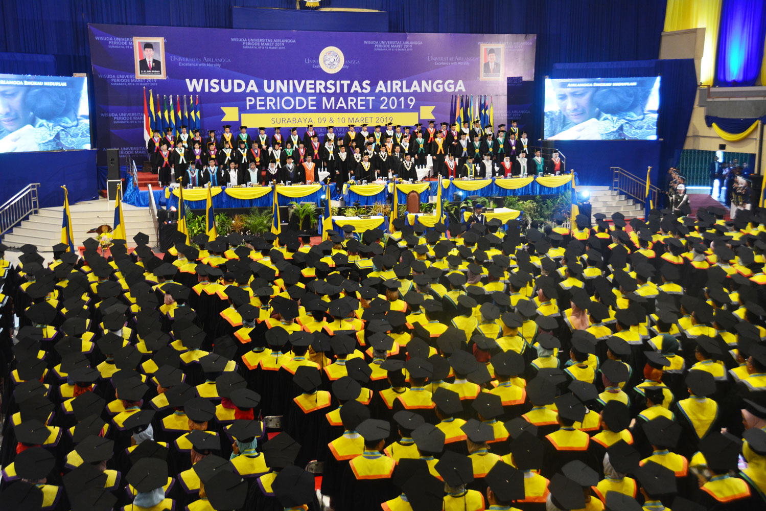 REKTOR Universitas Airlangga Prof. Dr. Mohammad Nasih, SE., MT., Ak., CMA., bersama dengan jajaran pimpinan Universitas Airlangga mewisuda 1.185 lulusan di Airlangga Convention Center (ACC), Kampus C UNAIR, pada Minggu (10/3/2019). (Foto: Feri Fenoria Rifa’i)